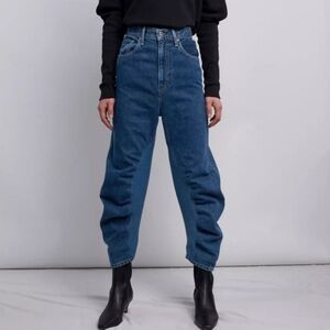 NEW LEVI'S Barrel Women's Jeans Sise 25 Medium Blue Slightly Curvy Shape